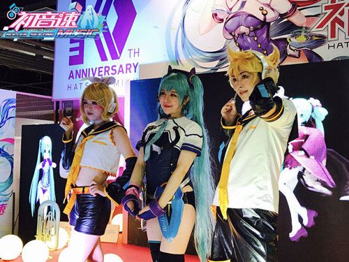 民间爱好者Cos初音未来与镜音双子