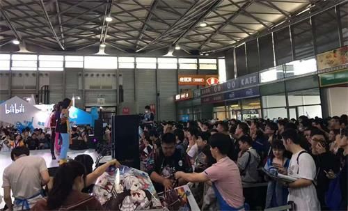 今年企业馆和同人馆同样都是人山人海,甚至排队已经开始超越同人大手摊的队伍