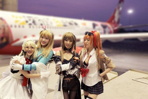 少女前线Coser与痛机合影