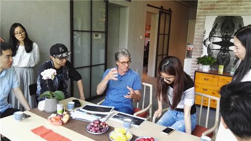Bruce与众人交流