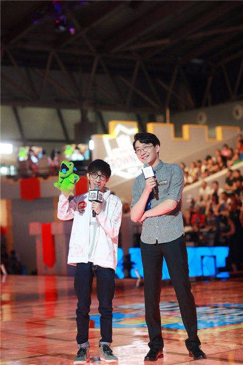 部落冲突:皇室战争Aaron和他的吉祥物飞龙宝宝