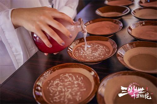折颜上神的桃花酿,你可要品尝一番?