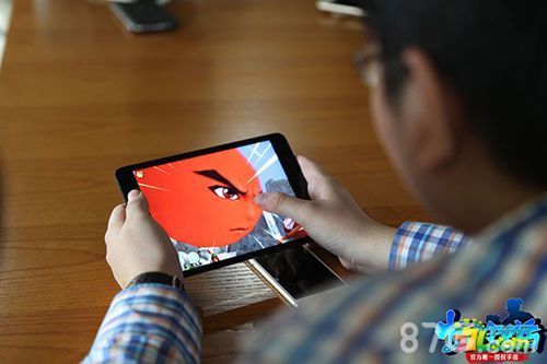粉丝正在体验《十万个冷笑话》手游,图为大娃正在攻击敌人