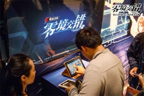 (一位游客正在体验抽卡)