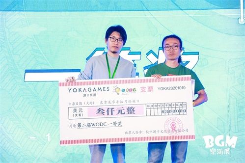 (展会现场,三国杀创始人黄恺为一等奖得主颁奖)