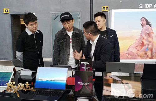 (王思聪现身华为发布会)
