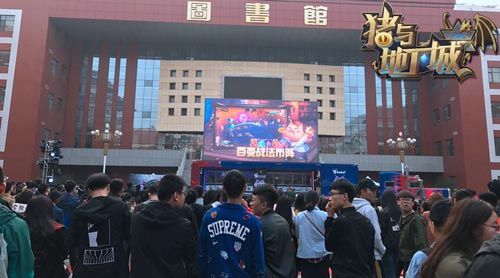众多玩家试玩游戏