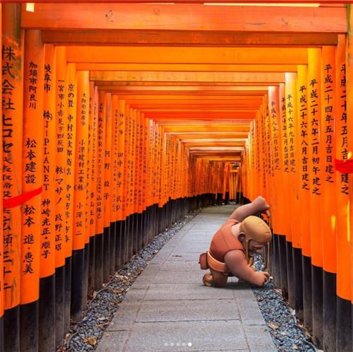 建筑工人在日本丈量京都伏见稻荷大社