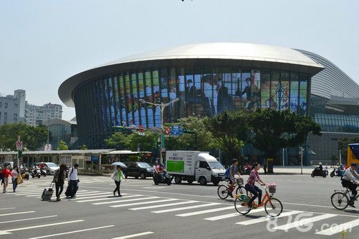 图为台北小巨蛋的横扫千军广告