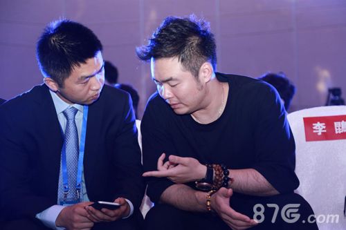 新诺亚文化发展集团创始人、总裁郑超(右)与集团善曦文化娱乐有限公司副总裁韩川熠(左)交流