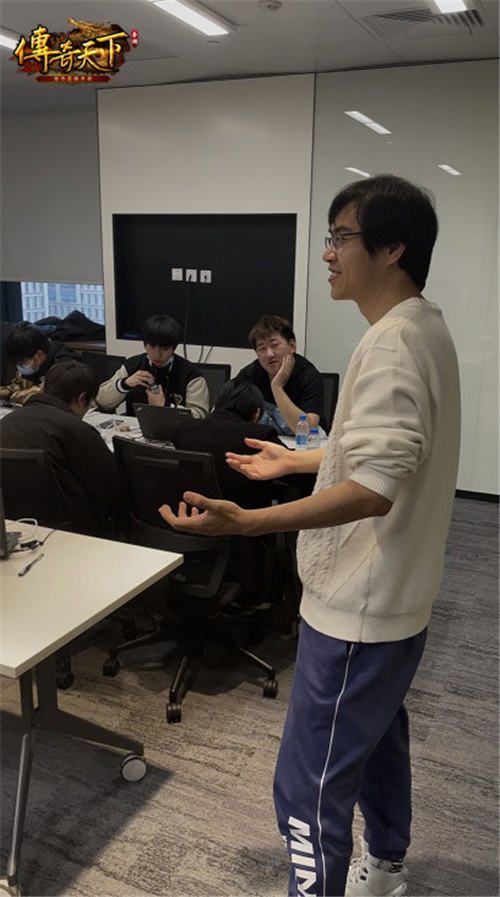 策划小哥哥与现场观众亲密互动