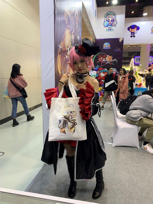 美丽的COSER小姐姐展示帆布包