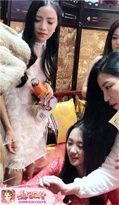 美女玩家惊喜体验“扎针”,欢笑连连