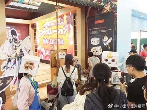 排队抽签即可领取这款B站新版纸袋,抽中大奖还能获得行李箱周边!当然,并没有抽中_(:3 )∠ )_