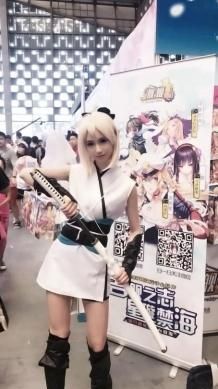 《舰姬》的展台吸引了不少美少女COSer来摆拍