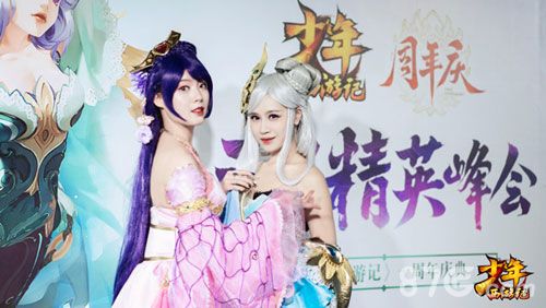 楼妍COS“少年小紫”(左)猴子哥哥COS“少年女娲”(右)