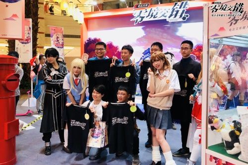 (玩家与coser合影)