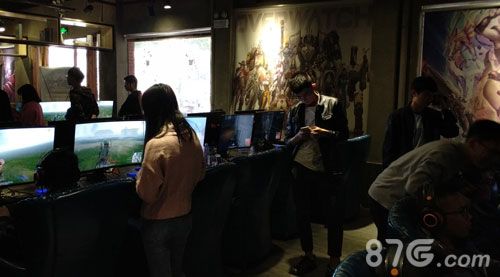 (图:结伴来网吧的用户)