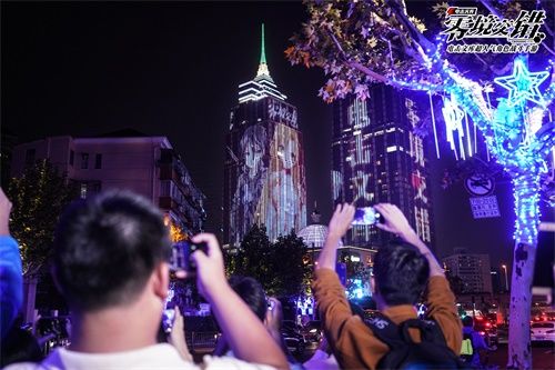 (驻足拍摄的游客)