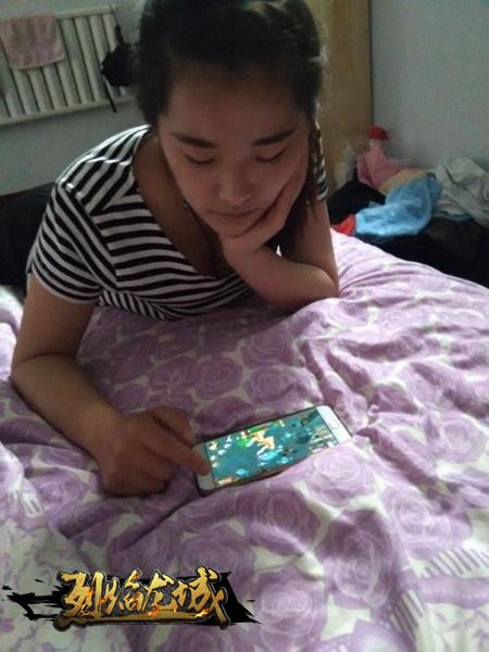 妹子玩的很认真!男友负责拍照!