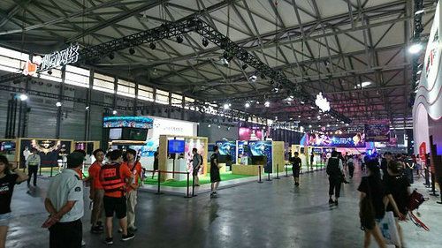 晚走才能拍清ICEY的展台位,背面是手机版
