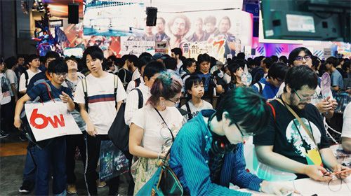 (现场试玩玩家照片)