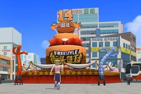 (广场中的14周年庆蛋糕)